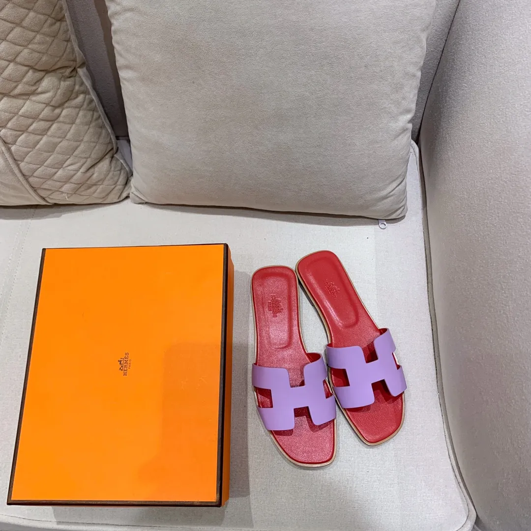 👟👟Ex-factory price 480👟👟 Classic cowhide series Newly revised version (Hermès) Packaging upgrade, version workmanship material upgrade The highest version of Hermes handmade shoes in the market Top product Hermès H slippers Flat slippers —————————— The most classic, real handmade shoes, even the number of stitches is the same as the original version, purely handmade by masters The highest version in the industry Italian imported cowhide + original customized Australian sheepskin feet + genuine leather outsole, top exclusive packaging box 35-39 (34.40.41.42 custom-made, non-refundable)